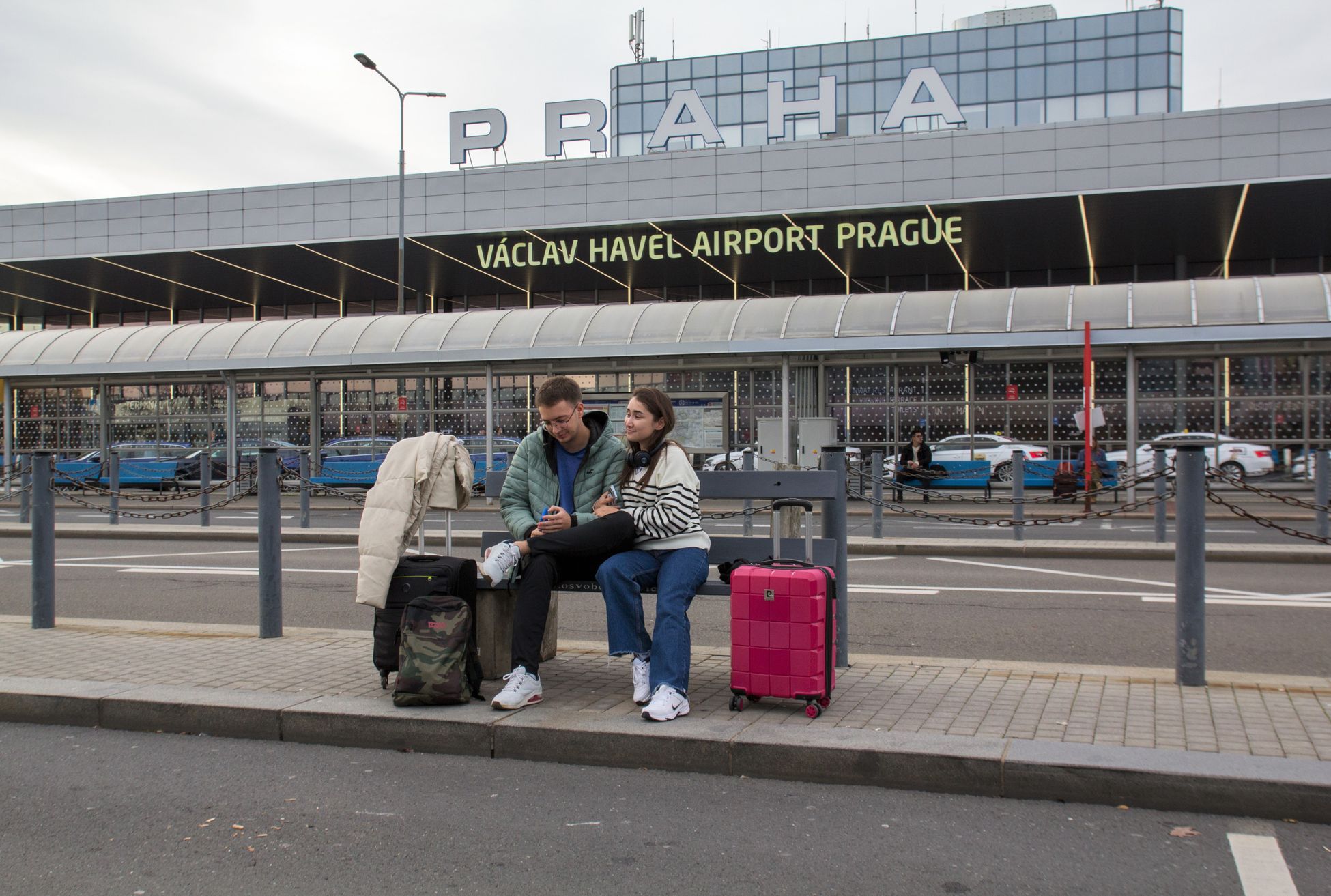 Na kraji Prahy vznikl hřbitov reklamních laviček Využijme je znovu