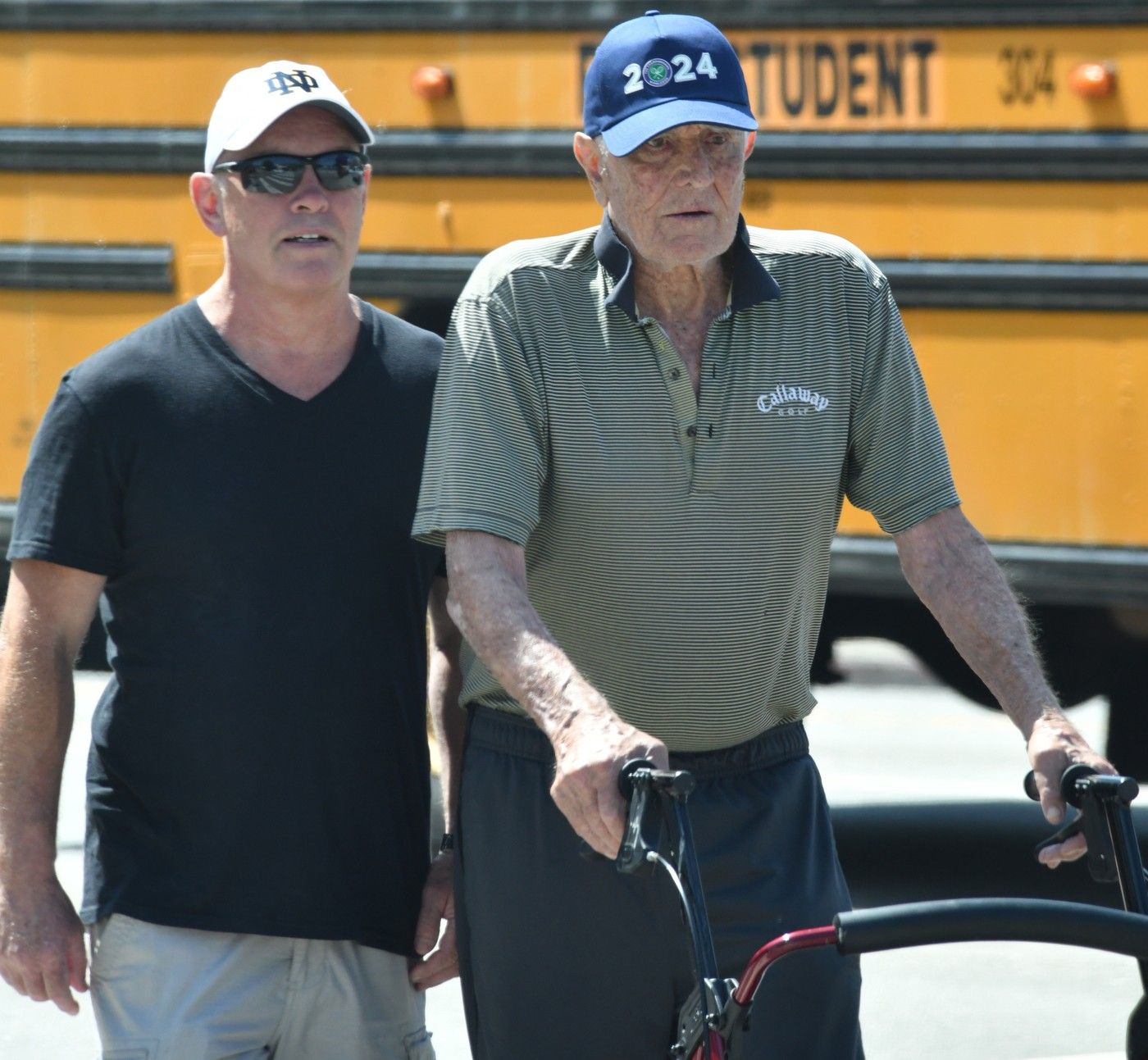 Former Bond George Lazenby on a walk with a walker after a serious injury – Žena.cz