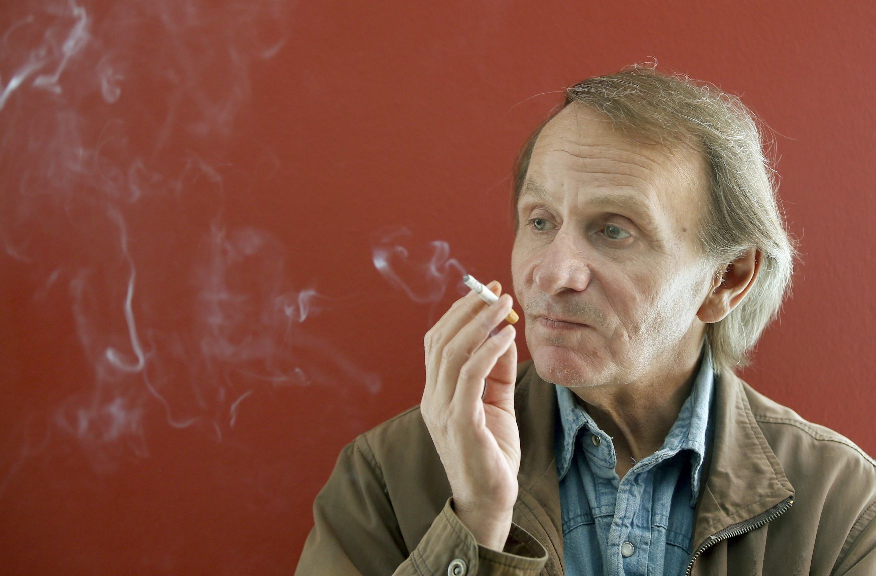 Spisovatel Michel Houellebecq podepsal opilý smlouvu na porno, teď tvůrce  žaluje - Žena.cz - magazín pro ženy