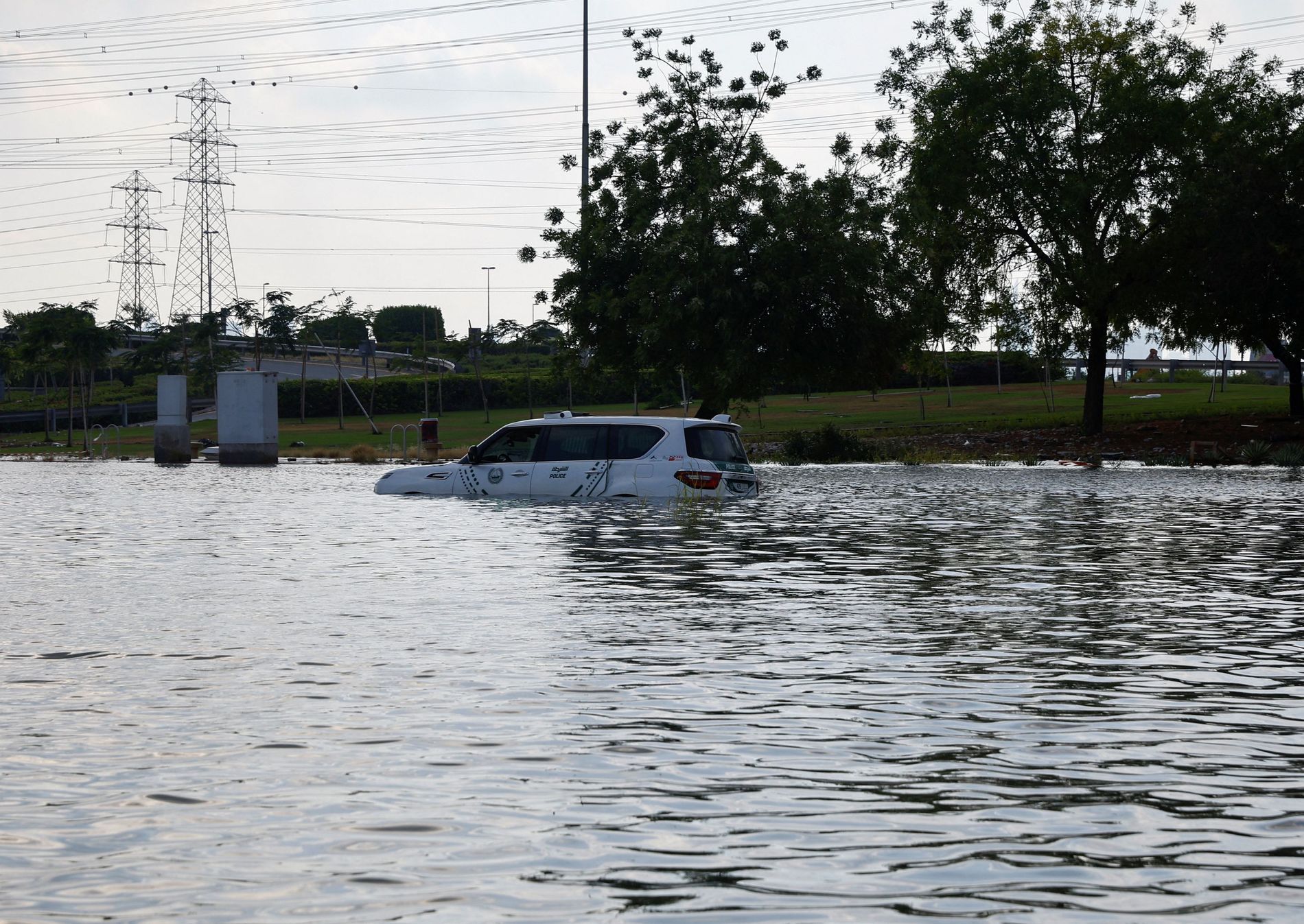 Letiště v Dubaji obnovilo provoz Meteorologové povodně přičetli