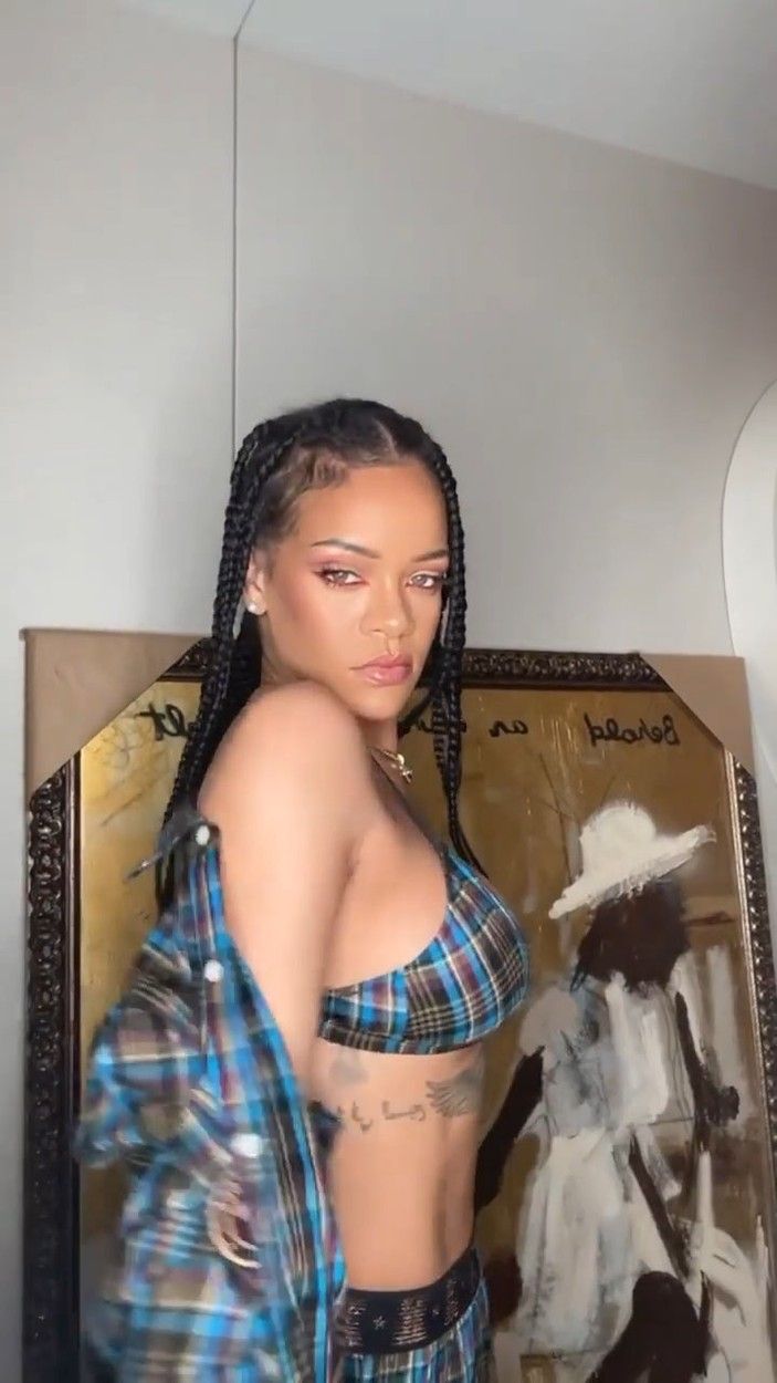 Rihanna showed bold pajamas, she has a slit right in the background – Žena.cz