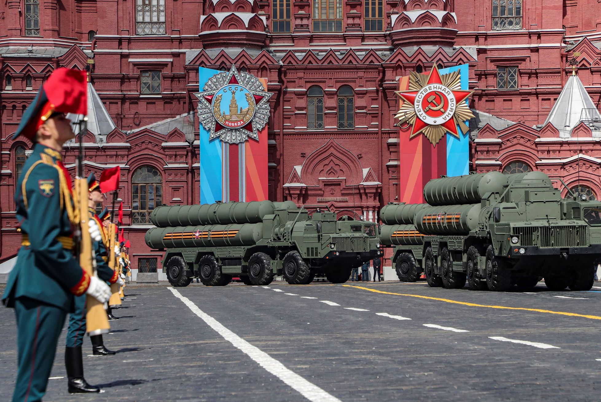 Za vítězství za Putina Jak zdecimovaná ruská armáda chystá pompézní