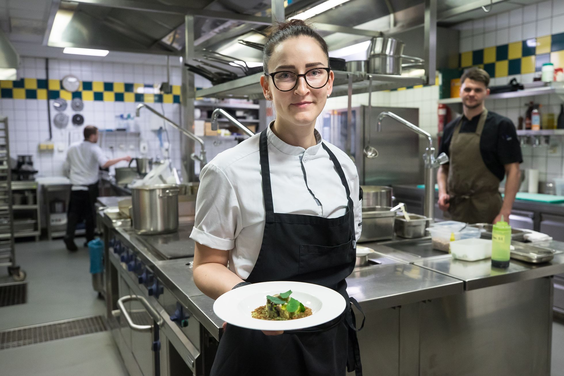 Revolusjon i Alcron.  Kjøkkenet drives av en ung kvinne som tilbereder vegetariske spesialiteter – Žena.cz