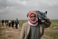 Zatknou i mrtvolu. Román vypráví o přesunu nebožtíka v syrské občanské válce