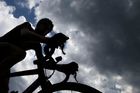 Eritrejec při premiéře mezi elitními cyklisty zabloudil, zachránil ho fanoušek