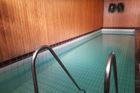 Tato sauna slouží více než 50 domácnostem. A protože je stará 45 let, tedy stejně jako dům, čeká ji kompletní rekonstrukce i s přilehlým bazénem.