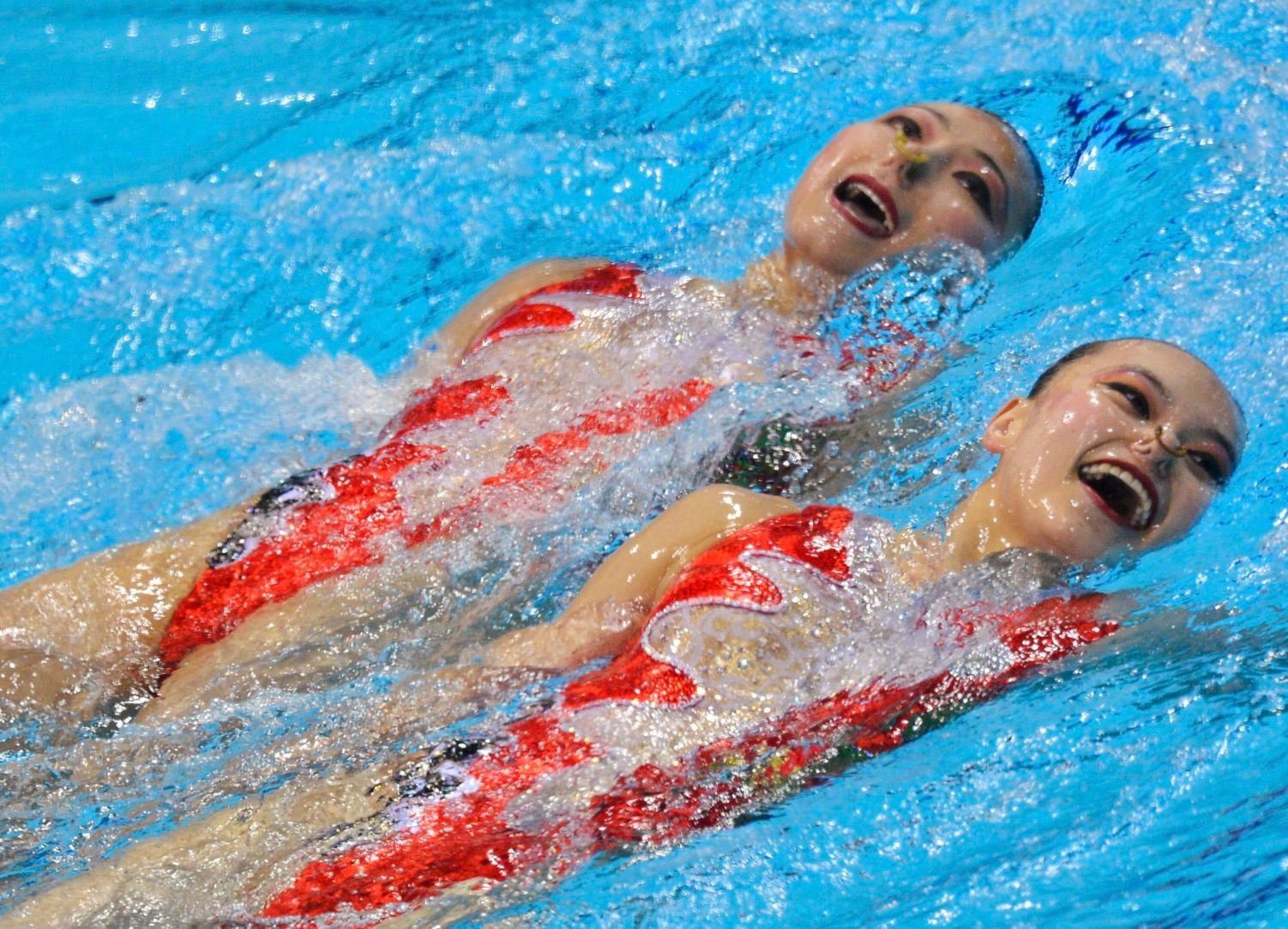 Čínské synchronizované plavkyně Xuečen Huang a Ou Liu v kvalifikaci na OH 2012 v Londýně.