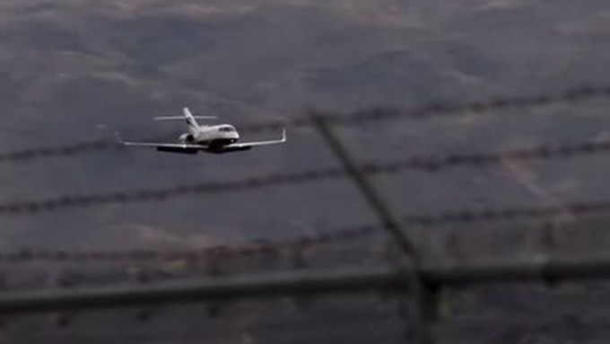 Pilot malého dopravního letadla musel zachovat pevné nervy poté, co se jeho stroji před přistáním na letišti v Palm Springs nevysunul podvozek.