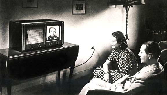 Televizní přijímač, propagační fotografie modelu E1, který byl představen v roce 1939.