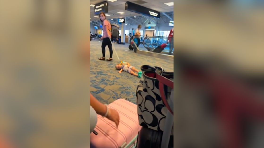 Matka táhne dítě na vodítku přes letiště. Osm sekund dokázalo dokonale rozdělit internet