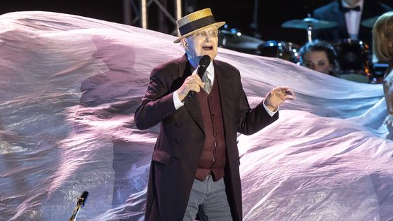 Recenze: Začaly oslavy Suchého devadesátin. Před jeho výkonem lze jen smeknout