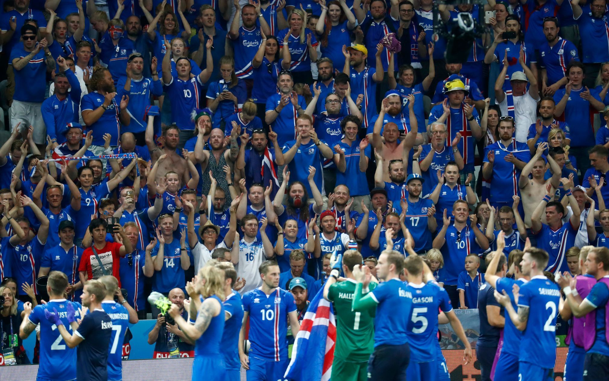Euro 2016, Anglie-Island: hráči Islandu slaví spolu s fanoušky