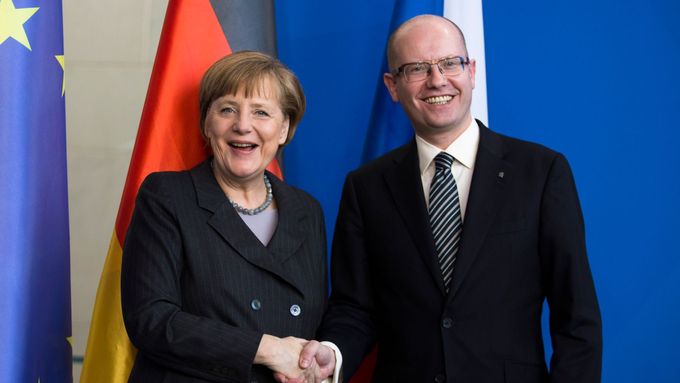 Co je uvnitř, nikdo neví. (Merkelová a Sobotka pózují fotografům v Berlíně, 2014.)