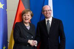 Seehofer proti Merkelové jako Zeman proti Sobotkovi. V hlavní roli emoce