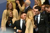 Americký golfista Keegan Bradley líbá svou partnerku Jillian Stacey.