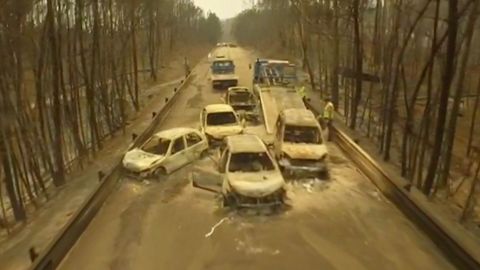 Záběry vraků aut ukazují smrtící řádění plamenů. Lidé nestihli ujet požáru lesa