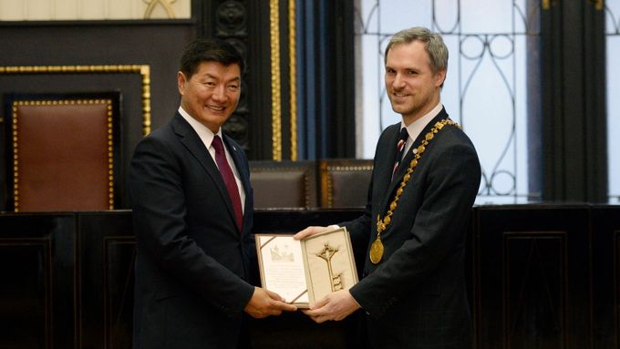 Primátor Zdeněk Hřib (vpravo) při setkání s předsedou tibetské exilové vlády.