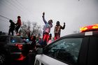 V Minneapolis propukly po smrti černocha protesty. Starosta vyhlásil zákaz vycházení