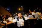 Hongkong nařídil přilepit k chodníkům dlažební kostky kvůli návštěvě třetího nejvyššího vůdce Číny