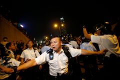 Hongkong nařídil přilepit k chodníkům dlažební kostky kvůli návštěvě třetího nejvyššího vůdce Číny