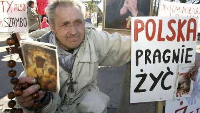 Jeden ze stoupenců úplného zákazu potratů agituje před polským parlamentem. Katoličtí radikálové volají i po zákazu minisukní.