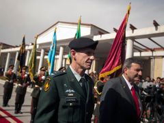 Eikenberry (vpravo) po McChrystalově boku v polovině října v Kábulu
