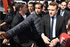 Francouzský prezident Macron přijal odpovědnost za chování svého poradce, který bil demonstranta