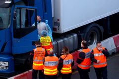 Francie pomáhá v Doveru s testy uvázlých řidičů, Češi už jsou na cestě domů
