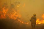 Požáry v Austrálii už zničily i celou vesnici. Hasiči se dostávají blíž k ohniskům