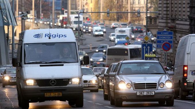 Silnice v Praze bude za 2 miliardy korun opravovat devět firem.