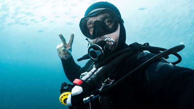 Na Maledivách žralok spolkl kameru potápěče. Ta přesto dál natáčela a zachytila unikátní pohled do jeho tlamy. Ilustrační foto.