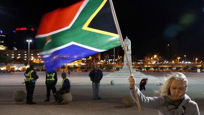Dívka s jihoafrickou vlajkou před budovou radnice v Kapském městě po oznámení Mandelovy smrti.