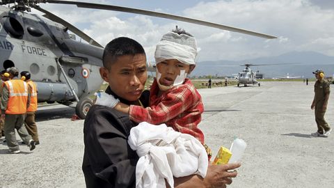 Velvyslanec: Záchranáři do vesnic v Nepálu ještě nepronikli