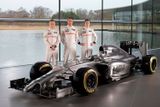 Nový McLaren budou pilotovat nováček Kevin Magnussen (vlevo) a zkušený exmistr světa Jenson Button. Záda jim bude krýt třetí pilot Stoffel Vandoorne z Belgie (vpravo).