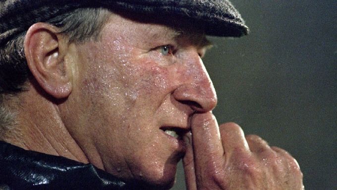 Jack Charlton na lavičce reprezentace Irska v roce 1995.
