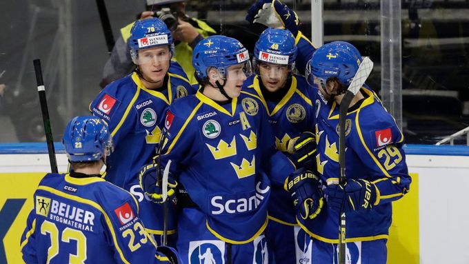 Švédové se radují z branky v utkání s Finskem na Českých hrách