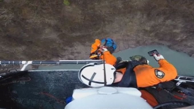 Policie z okresu King County v americkém státě Washington zveřejnila dramatické záběry záchrany muže, který uvízl na rozbahněném srázu nad přehradou.