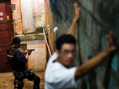 Jednou ze záhad je, že se přes štědré sociální programy nepodařilo snížit ve Venezuele kriminalitu. V počtu vražd je na tom nejhůře z Jižní Ameriky