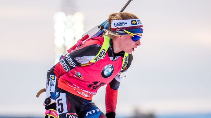 Markéta Davidová při vytrvalostním závodě na MS v biatlonu ve švédském Östersundu