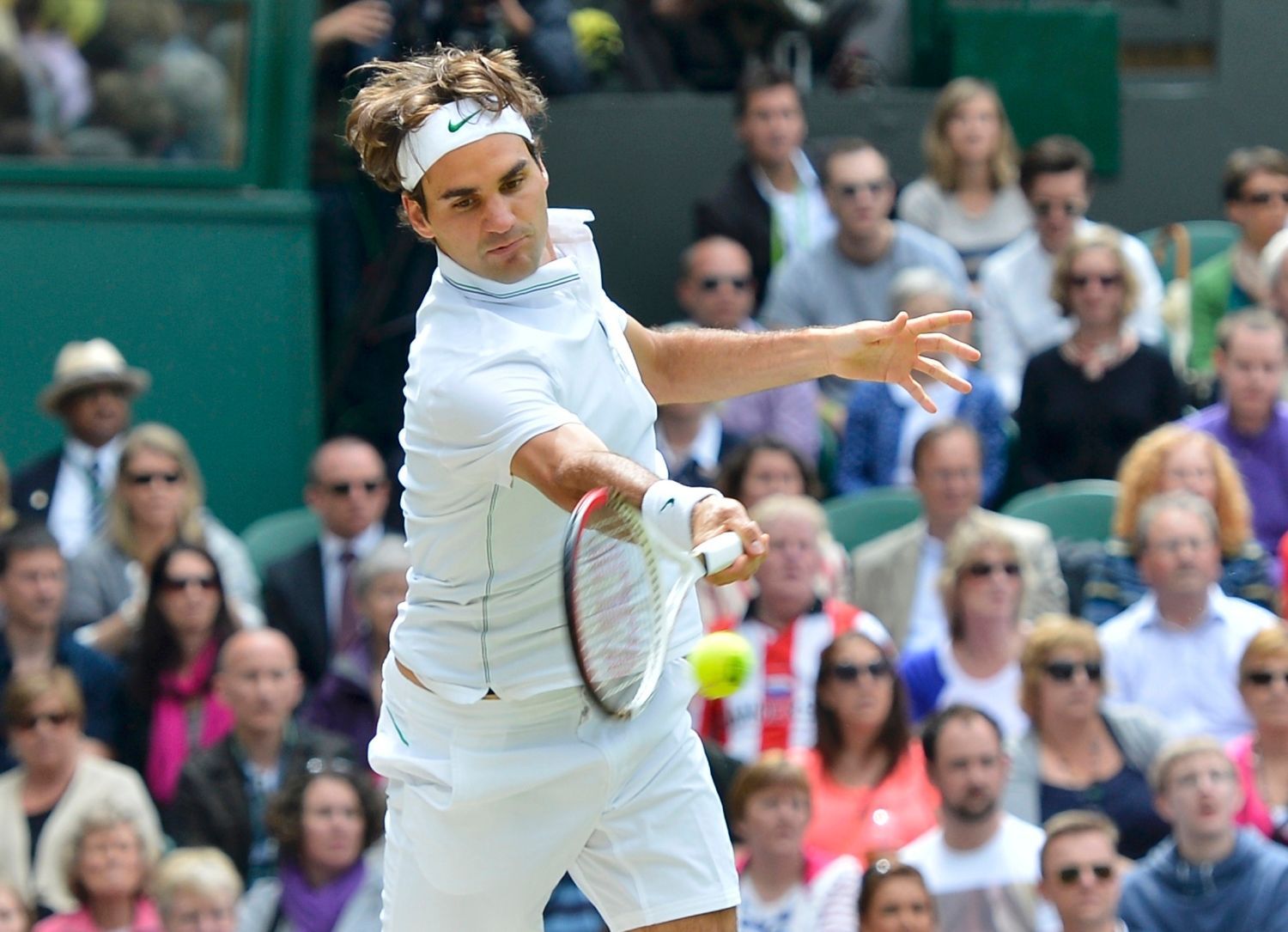 Švýcarský tenista Roger Federer odehrává míček na Brita Andyho Murrayho ve finále Wimbledonu 2012.