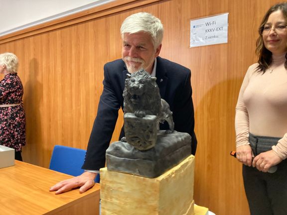 Při středeční večerní debatě v Karlových Varech dostal Petr Pavel darem velký dort se znakem českého lva. Autorka (vpravo) na něm pracovala několik dní.