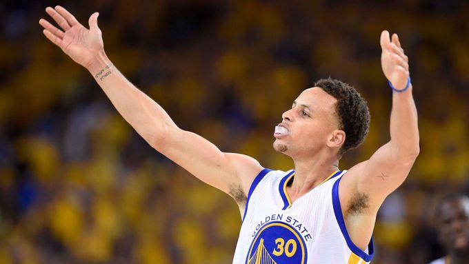 Stephen Curry z Golden State Warriors slaví vítězství v pátém finále NBA.