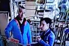Krádež mezi zeleninou. Policie hledá pár, který si z pražské tržnice odnesl 400 tisíc