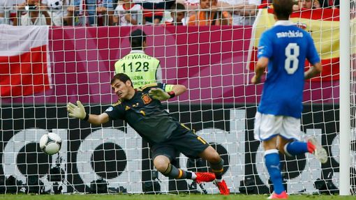Iker Casillas chytá jednu ze střel Italů během utkání základní skupiny mezi Španělskem a Itálií na Euru 2012.