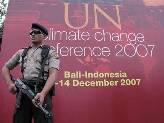 Infobox Konference na Bali začíná. Pod dohledem armády