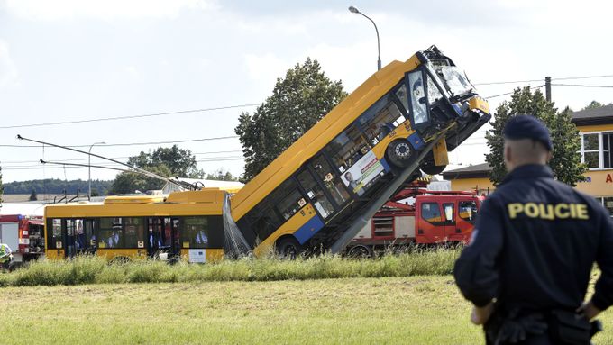 Trolejbus najel na sloup trakčního vedení.