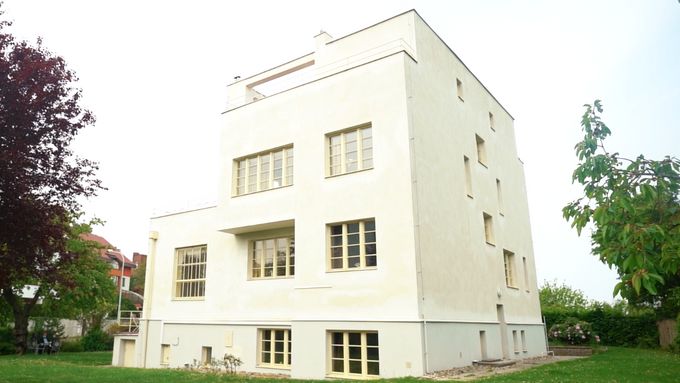 Kromě světově proslulé Müllerovy vily v pražských Střešovicích navrhl slavný architekt Adolf Loos ve spolupráci s Karlem Lhotou vilu v Praze.