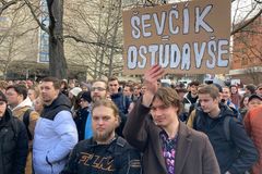 Stovky studentů demonstrovaly proti Ševčíkovi. Pro jeho odchod je i ministr Balaš
