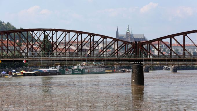 Obrazem: Prokletí pražských mostů pokračuje. Železničáři chtějí zbořit propojení Smíchova a Výtoně