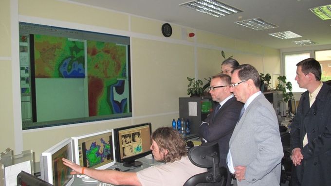 Ministr životního prostředí Tomáš Chalupa je právě v Českém hydrometeorologickém ústavu informován o aktuálním stavu srážek. Co se dozvěděl, sdělí odpoledne na tiskovce.